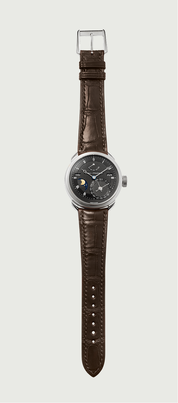 Case: Platinum, Dial: Black